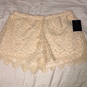 Cream festival shorts with tie